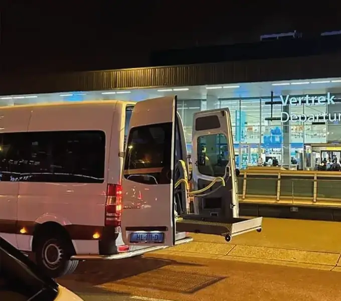 Rolstoelbus bij Schiphol voor reizigers uit Naarden
